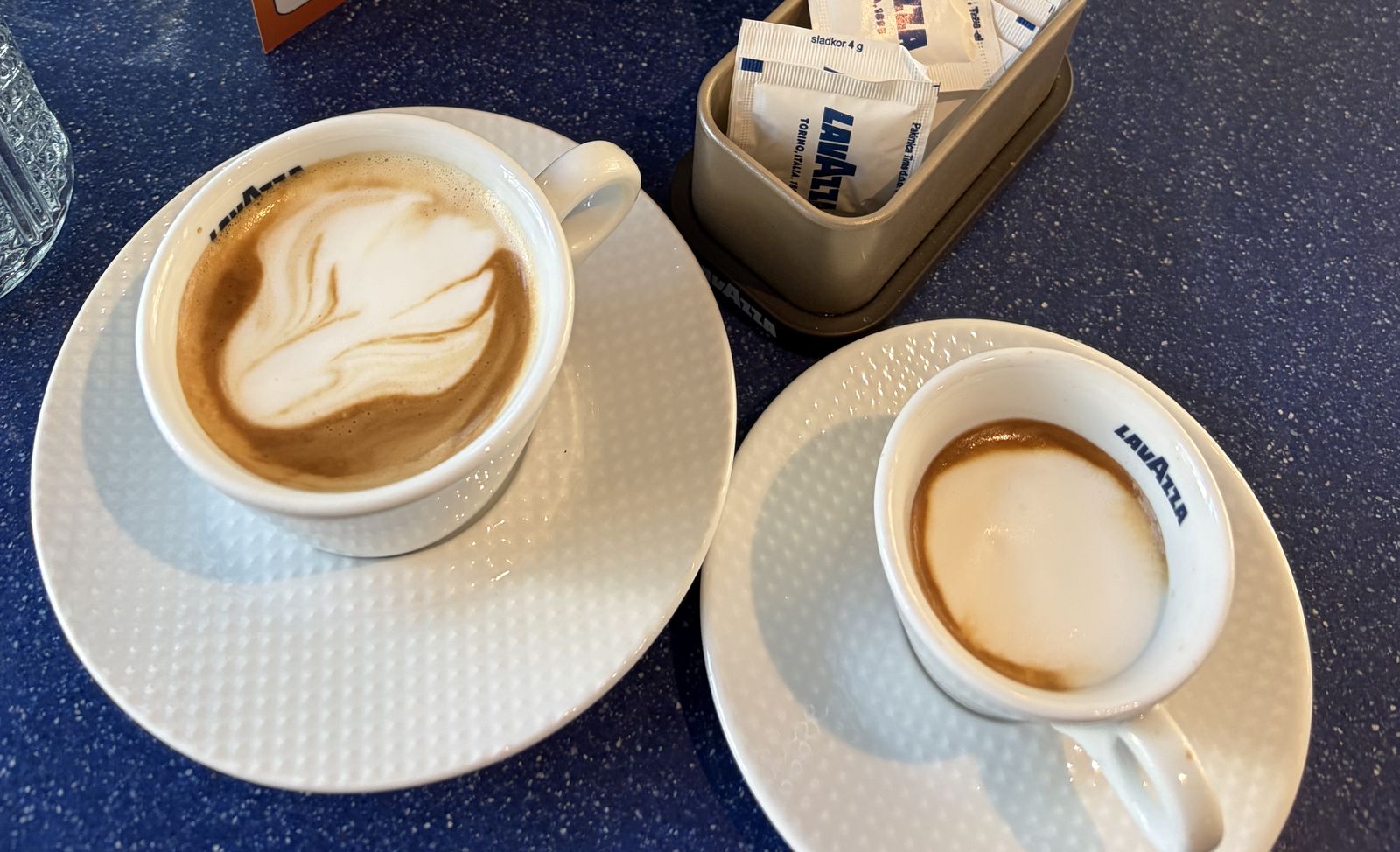 Cappuccino in macchiato za šankom